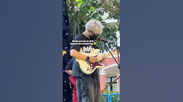 Lần đầu chơi lớn vừa biểu diễn vừa đánh guitar trên sân khấu xem có điêu luyện và cái kết #Shorts