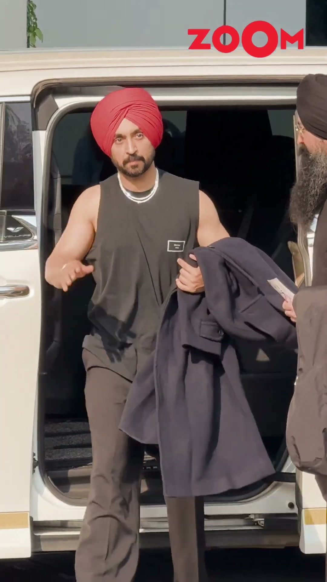 Diljit Dosanjh BRIEFLY waves at the paps as spotted at the Kalina airport ? #diljitdosanjh