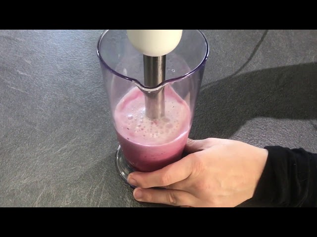 Utilisation du mixeur plongeant Philips pour préparer un smoothie 