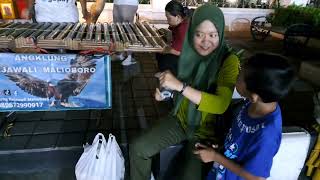 IBU DARI KUDUS NYANYI TAMBA ATI - COVER ANGKLUNG RAJAWALI MALIOBORO YOGYAKARTA