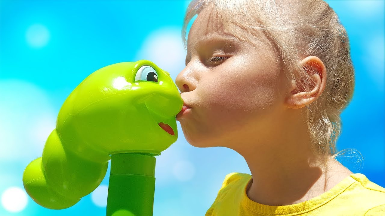 Magical journey with Alice: games, surprises and adventures in the doll shop!