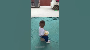 Mẹ đi qua lấy cái đùi gà của con