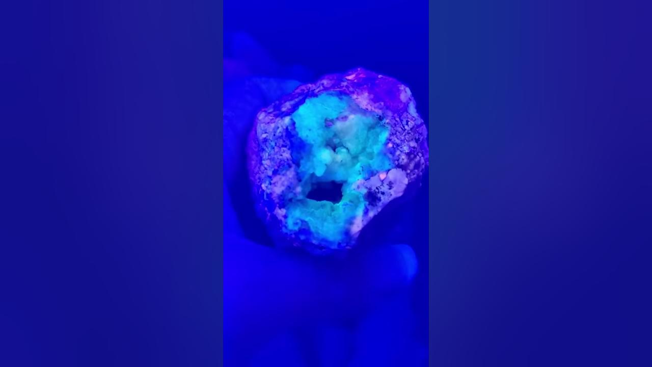 Blacklight, opals, wyoming, shortwave UV light, fluorescence YouTube