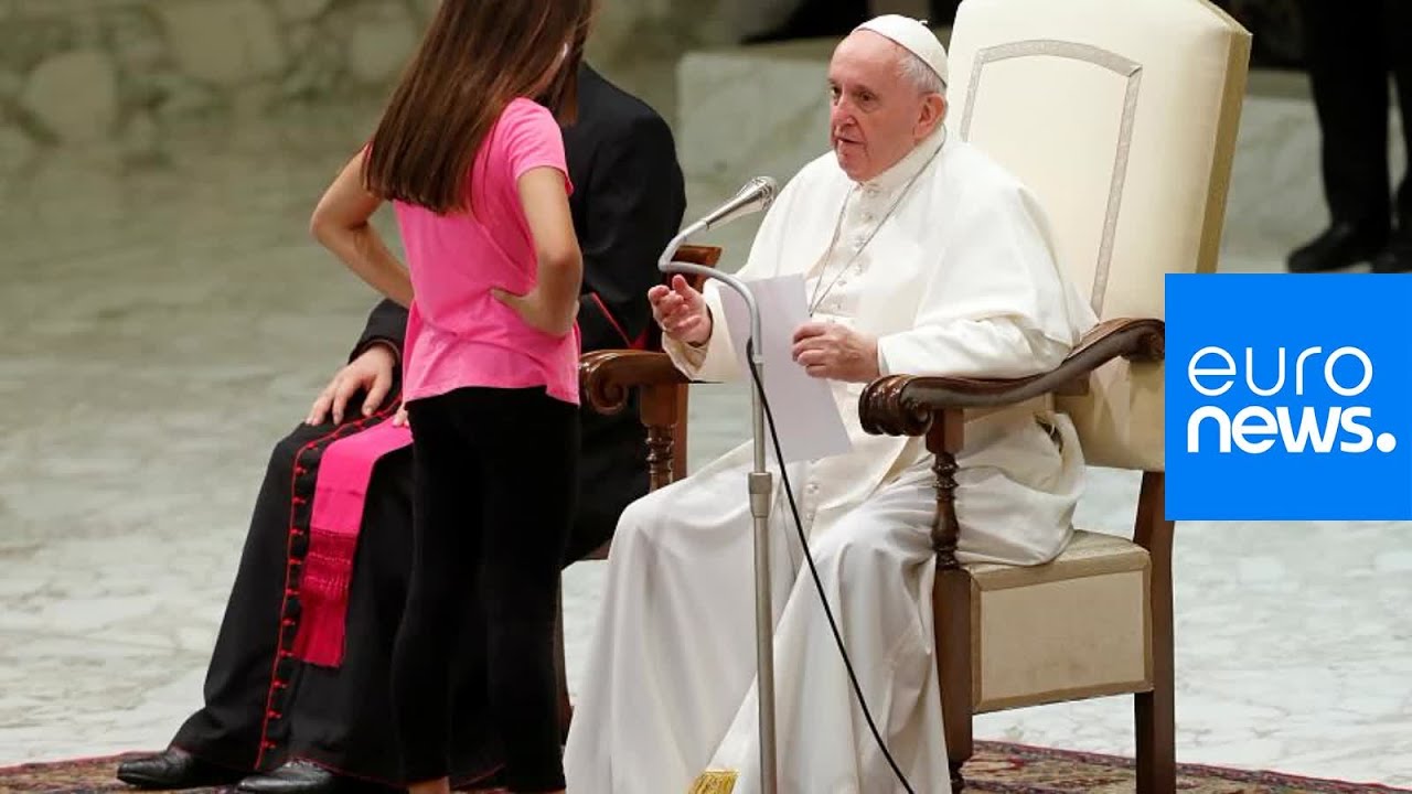 Le pape Franois interrompu par une jeune fille pendant son audience