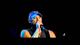 Video thumbnail of "Kenny Chesney Cries On Stage"