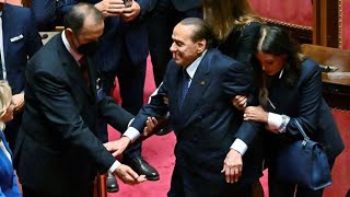 Il momento del voto di Silvio Berlusconi in Senato: sbaglia uscita e poi si avvicina ai suoi