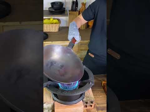 Video: Cách làm sạch chảo khỏi cặn cacbon tại nhà