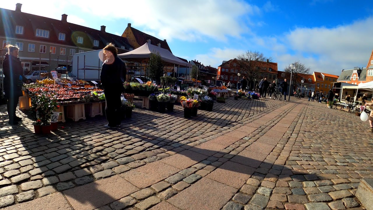 Køge - Torvedag på Køge Torv hvor solen og foråret kiggede frem ☀️🌻🪻😊 1 ...