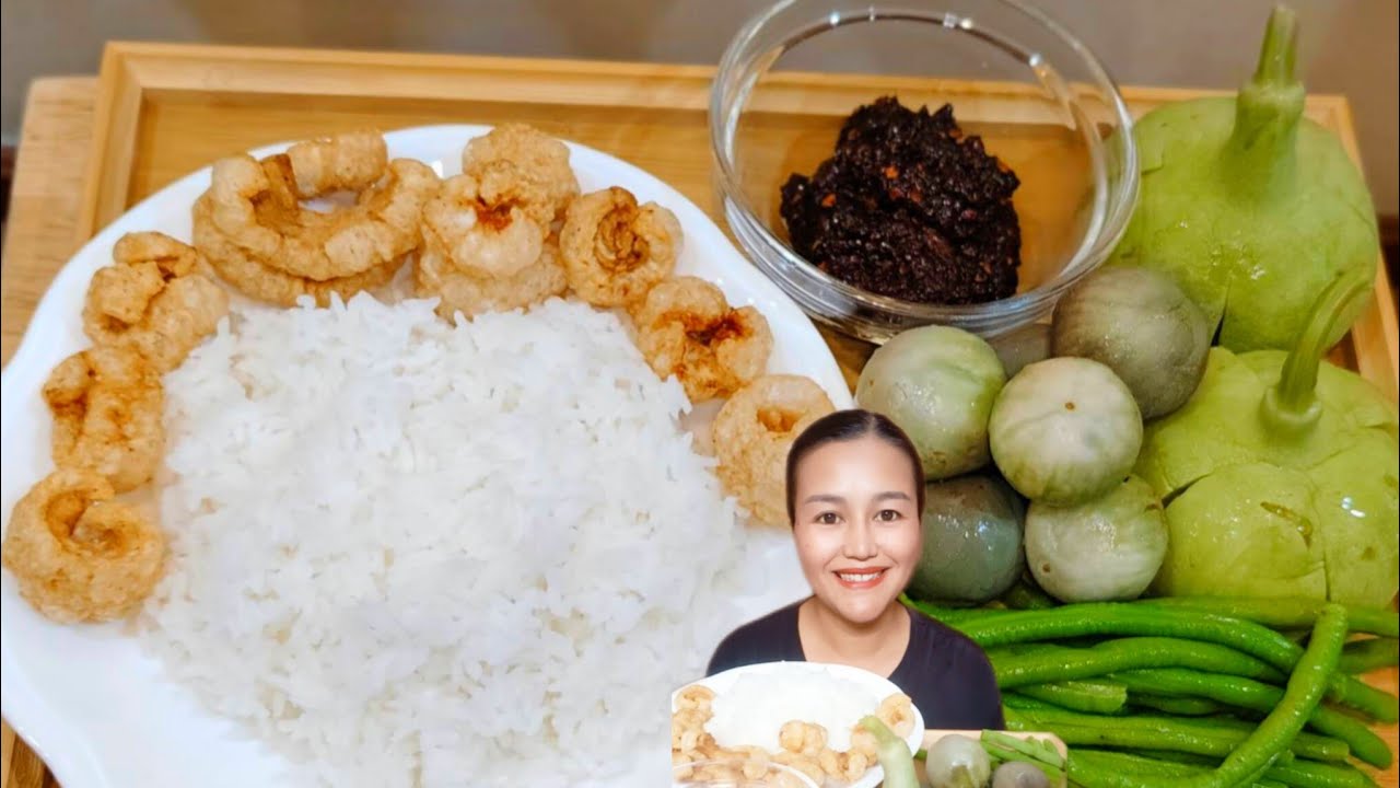 กินข้าวสวยร้อนๆกับน้ำพริกตาแดง ผักต้ม แคปหมูกรอบๆ อร่อยเพลินมากค่ะ