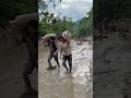 नेपाल: बाढ़ के बाद सिलेंडर के लिए जान दांव पर लगाते  [People risking their lives for cylinders]