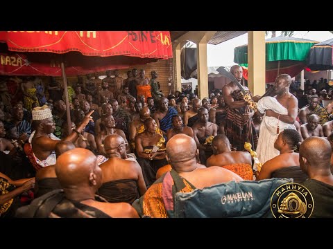 Agonahene Obiri Kɔmfoɔ Anokye Boakye II swears oath of allegiance before Asanteman Council.