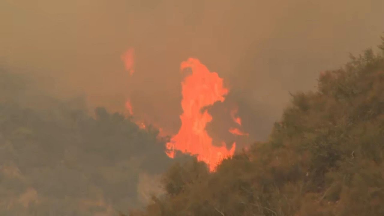 Thousands evacuate as wildfires rage outside Los Angeles - YouTube
