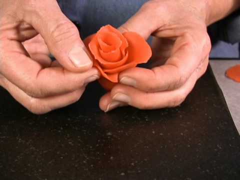 Wideo: Jak Zrobić Róże Z Marcepanu