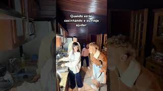 QUANDO ESTÃO COZINHANDO E EU FINJO AJUDAR