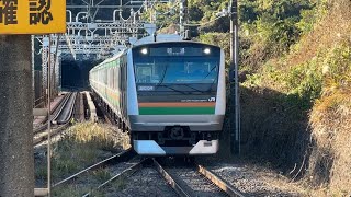 E233系3000番台E-72編成+E-06編成 回送列車として警笛鳴らして根府川駅を通過するシーン