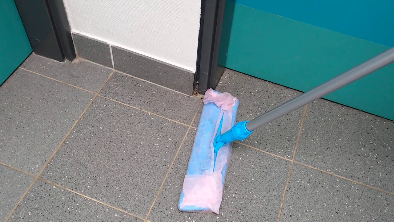 Balayage humide d'un couloir (sol dégagé)