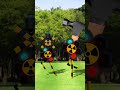 飛び出てくる騒がしい踏切