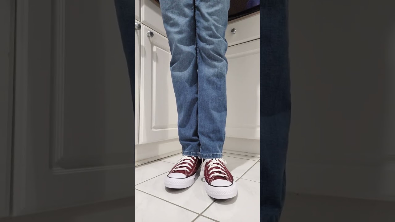 ASMR toe tapping wearing my converse. 
