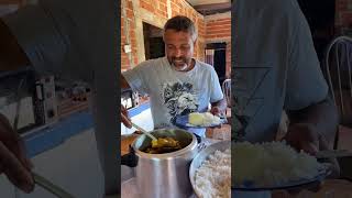 Aqui em casa visitantes comem frango caipira