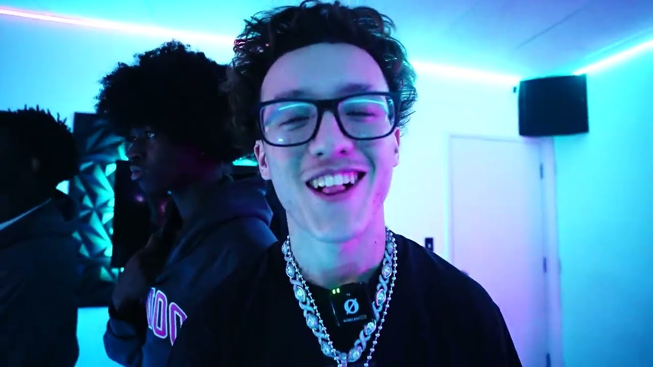 Я сделал в студии настоящий хит, вот так...