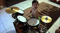 bebê de 2 anos tocando bateria (FILIPE)