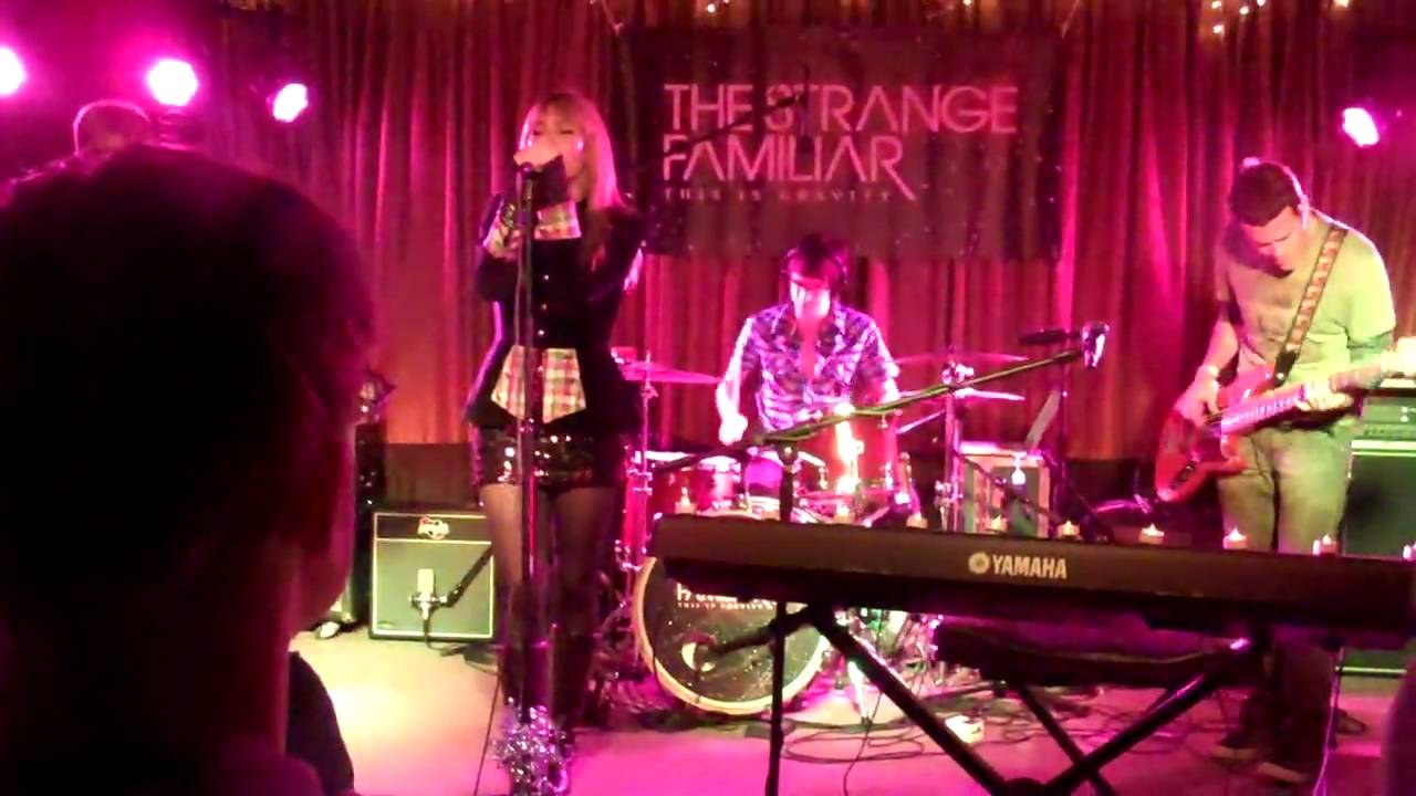 The Strange Familiar--Echoes auf YouTube ansehen The Strange Familiar--Echoes auf YouTube ansehen
