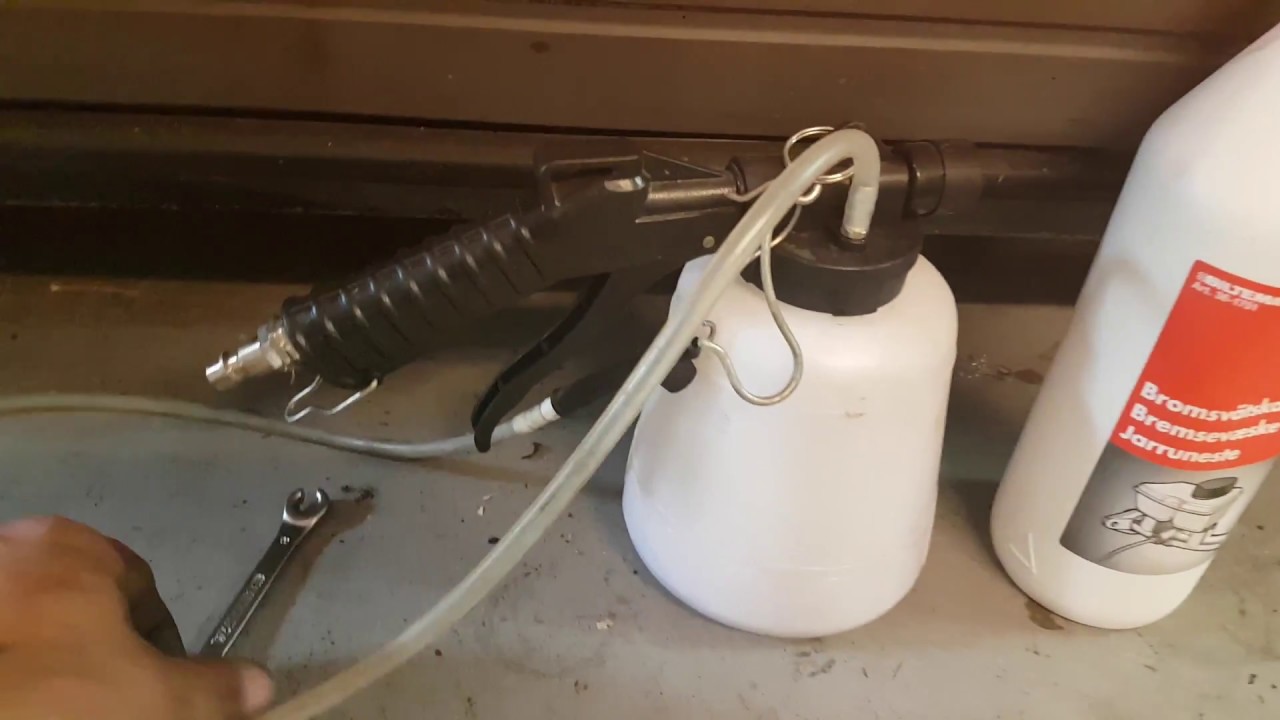 Renovering av Televerksbilen Del4 Luftning av bromsar!