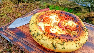 Толстая хрустящая корочка сырной пиццы с прекрасным видом на озеро. ASMR cooking