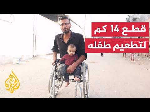 فلسطيني يضطر لقطع 14كيلو مترا على كرسيه المتحرك من أجل تطعيم طفله
