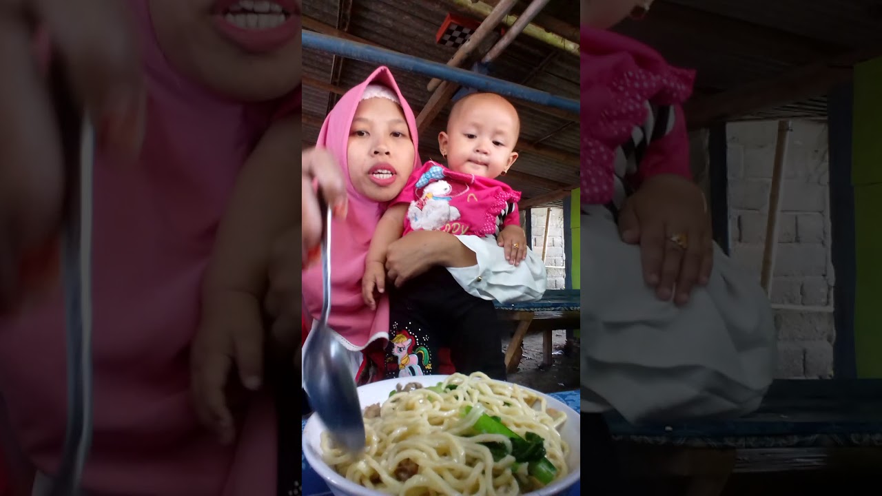 Anak bayi coba makan Mie ayam ,panas ,yummy 