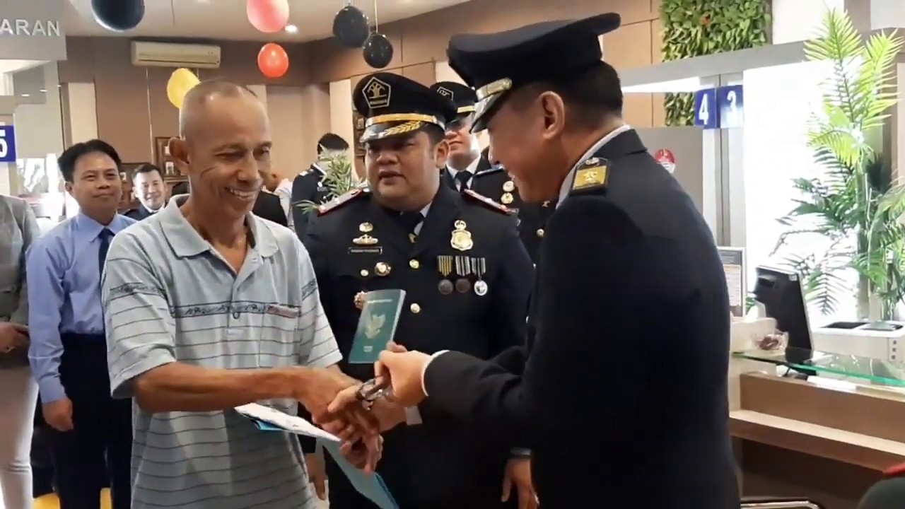 Hari Bhakti Imigrasi 2020, Kanwil Kemenkumham Jabar Bagikan 12 Paspor