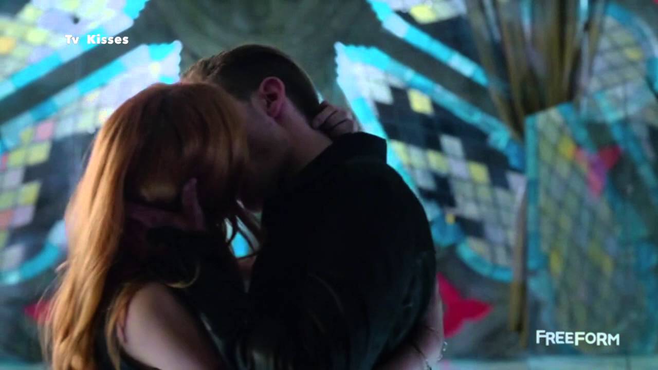 Shadowhunters Clary And Jace Kiss