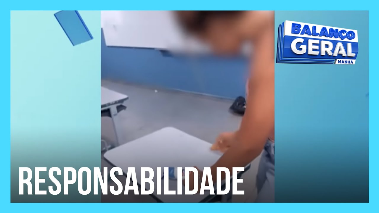 Mãe leva a filha para limpar as mesas que riscou na escola