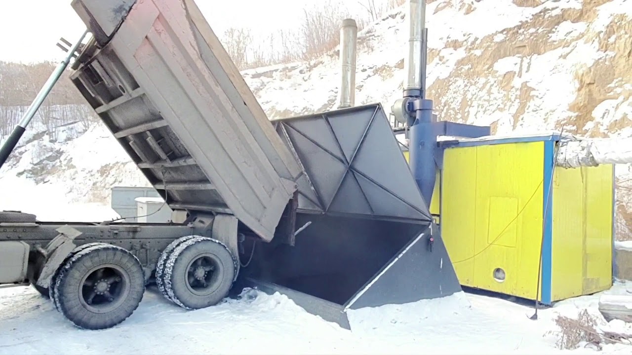 Загрузка угля из кузова самосвала - YouTube