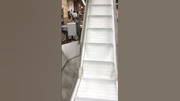 Incline cleated belt conveyor