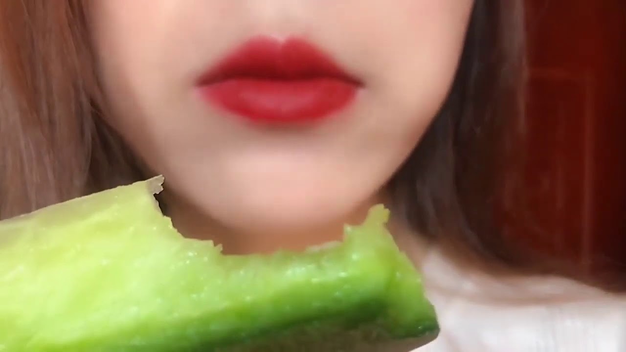 きれいな唇面白い食べ物サウンドasmr 慎重に聞け Asmr Pretty Lips Foods Eatingsounds Shorts 8 Youtube