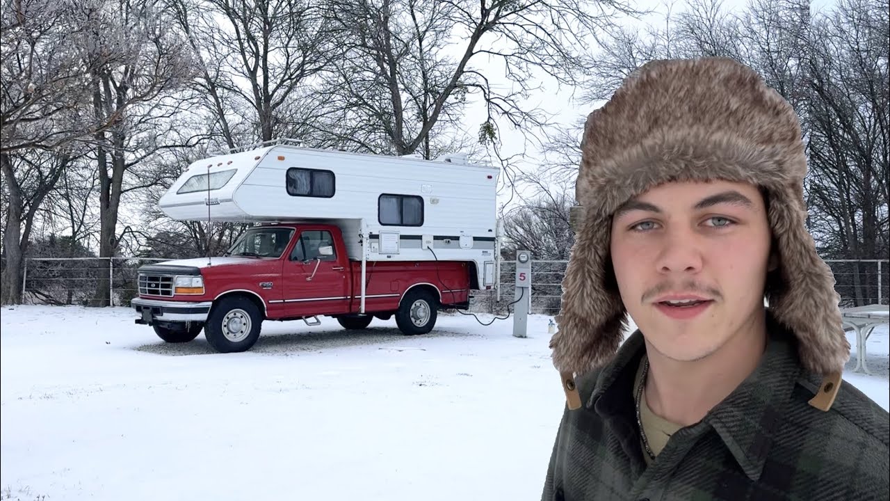 Кемпинг на грузовике во время зимней бури