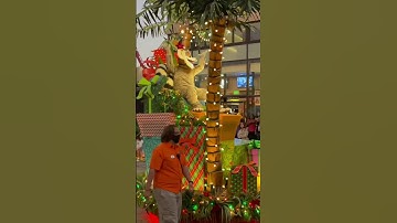 OMG! We Saw KING JULIEN from MADAGASCAR! Universal Studios Holiday Parade! #kidsvideo #kidsshorts