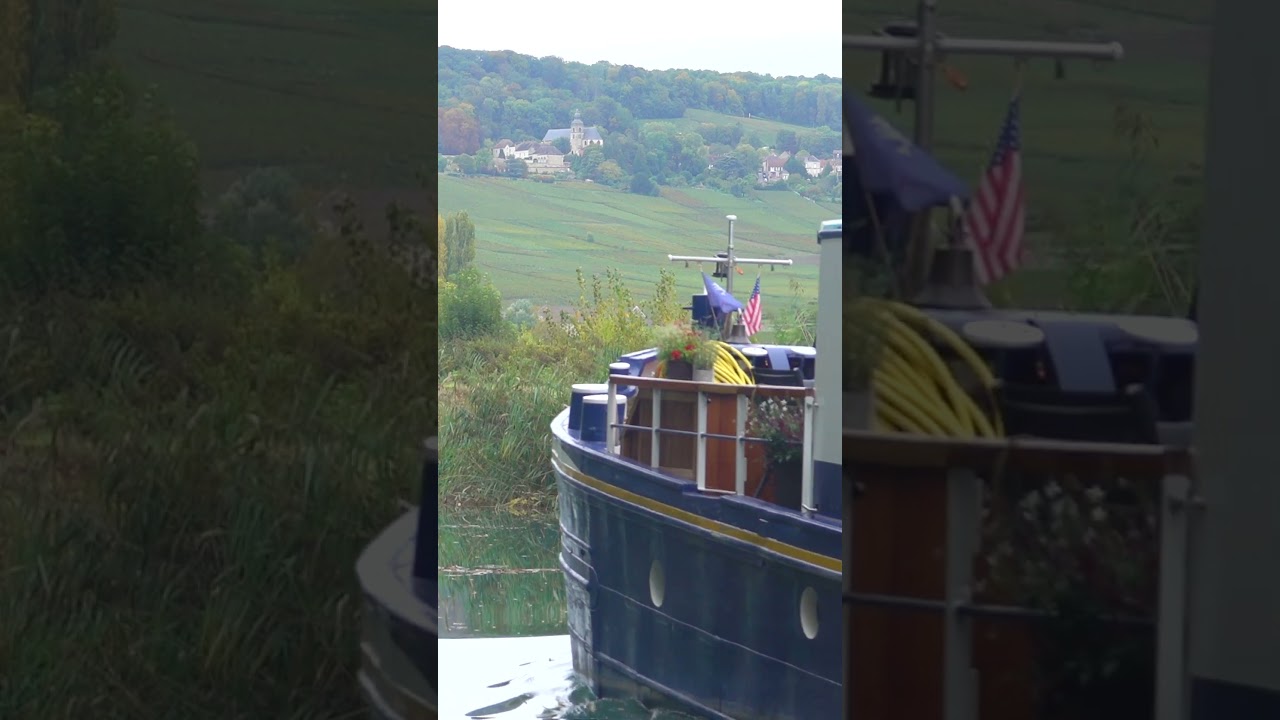 🚲 Did you know our hotel barges travel at around walking pace?