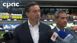 Pierre Poilievre s’adresse aux médias aux côtés du candidat à l’élection partielle à Saguenay