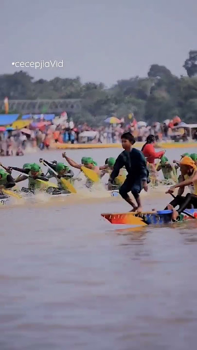 Tarian anak joki di pacu jalur tepian Narosa 2023