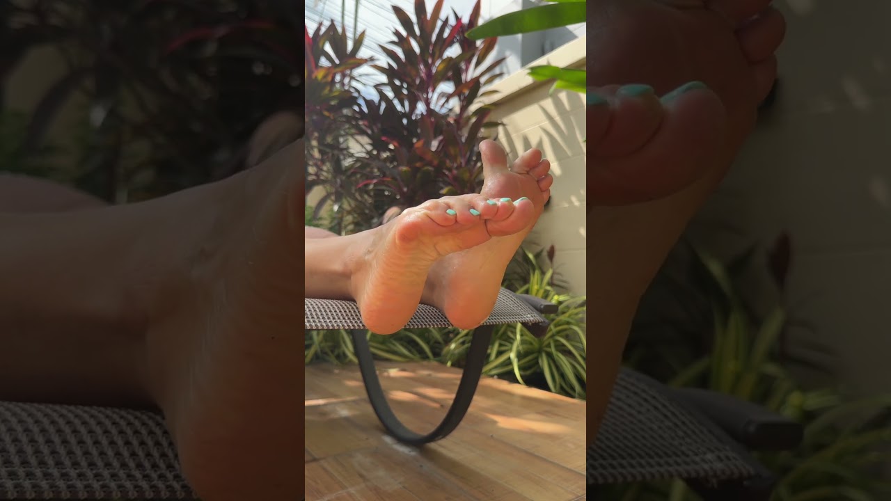 Wrinkled soles & curled toes in the sun — relaxing close-up 