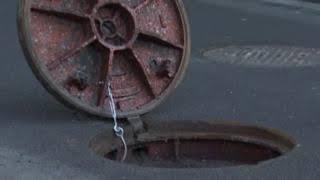 Thieves robbed a Bank, climbing through the sewers. It's not the plot of the film