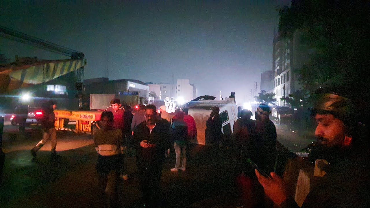 Trailer ने bullet और scooty को बुरी तरह रौंदा | सड़क हुआ खुना खून