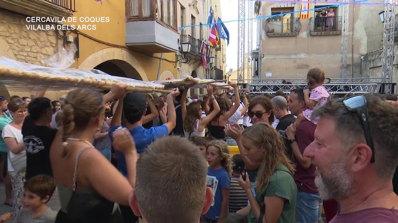 Cercavila amb els tradicionals canyisos atapeïts de coques a Vilalba dels Arcs 2023
