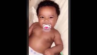 La réaction de bébé quand papa lui chante sa chanson préféré