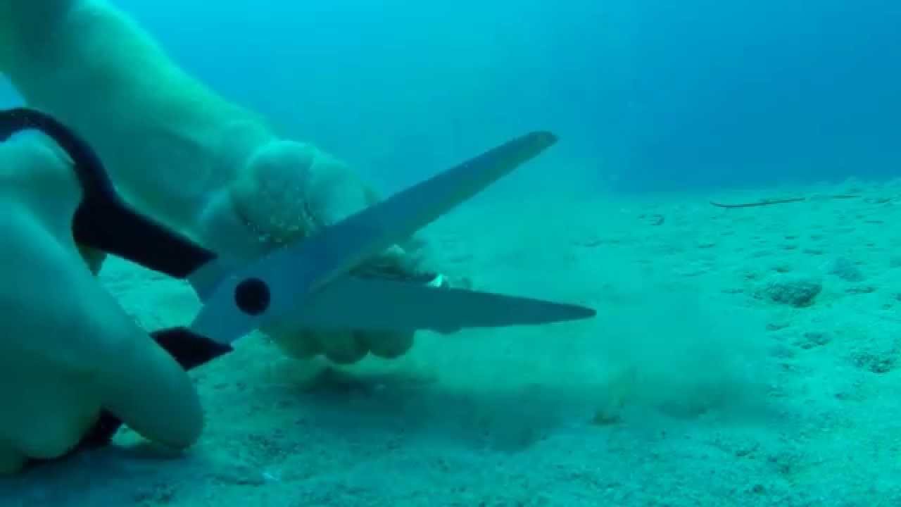 Резка стекла ножницами под водой на глубине 10 метров - YouTube