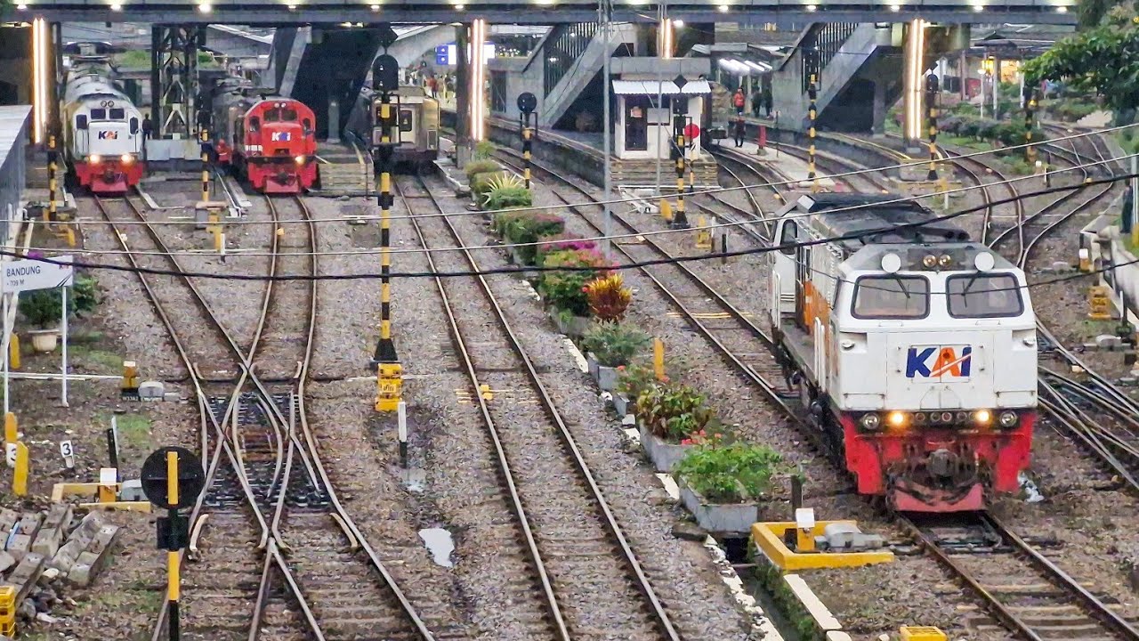PASUKAN KERETA SORE PADATI STASIUN TERBESAR DI KOTA KEMBANG!! Kereta Api Di Stasiun Bandung #1