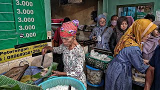 SIMBOK INI CUMA JUALAN NASI SAYUR LODEH??? ANTRIANNYA GILA GAK MASUK AKAL, WARUNGNYA SAMPE GAK MUAT