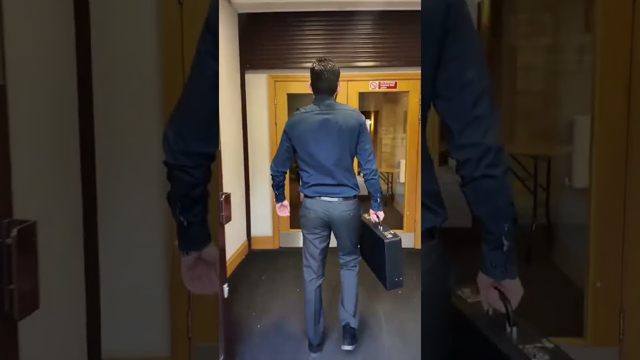 Входит босс